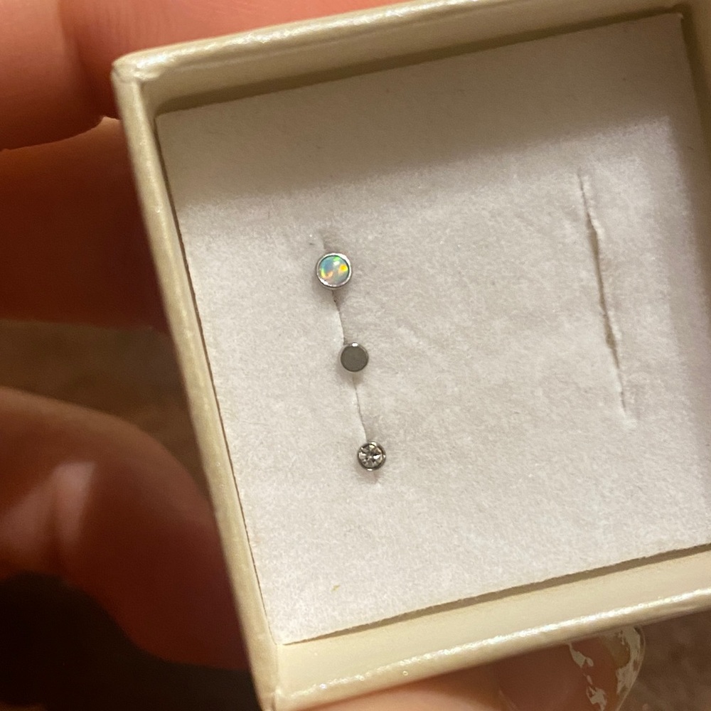 Small Nose L stud